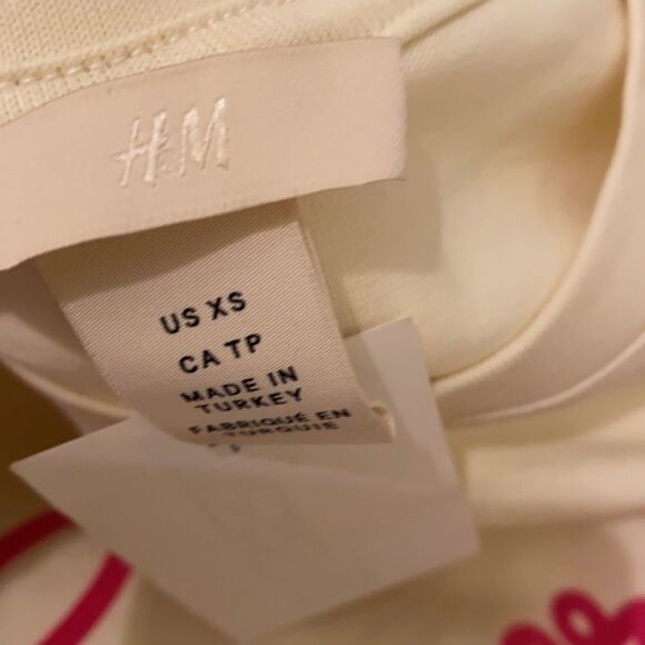 𝅺h&m t-shirt with motif at front. Size Xs. New. - Picture 4 of 8